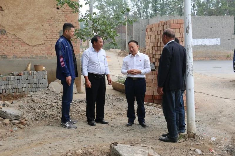 扶貧路上  攜手同行——弘義集團(tuán)黨委書(shū)記、董事長(zhǎng)張秀峰一行 到定點(diǎn)幫扶村調(diào)研